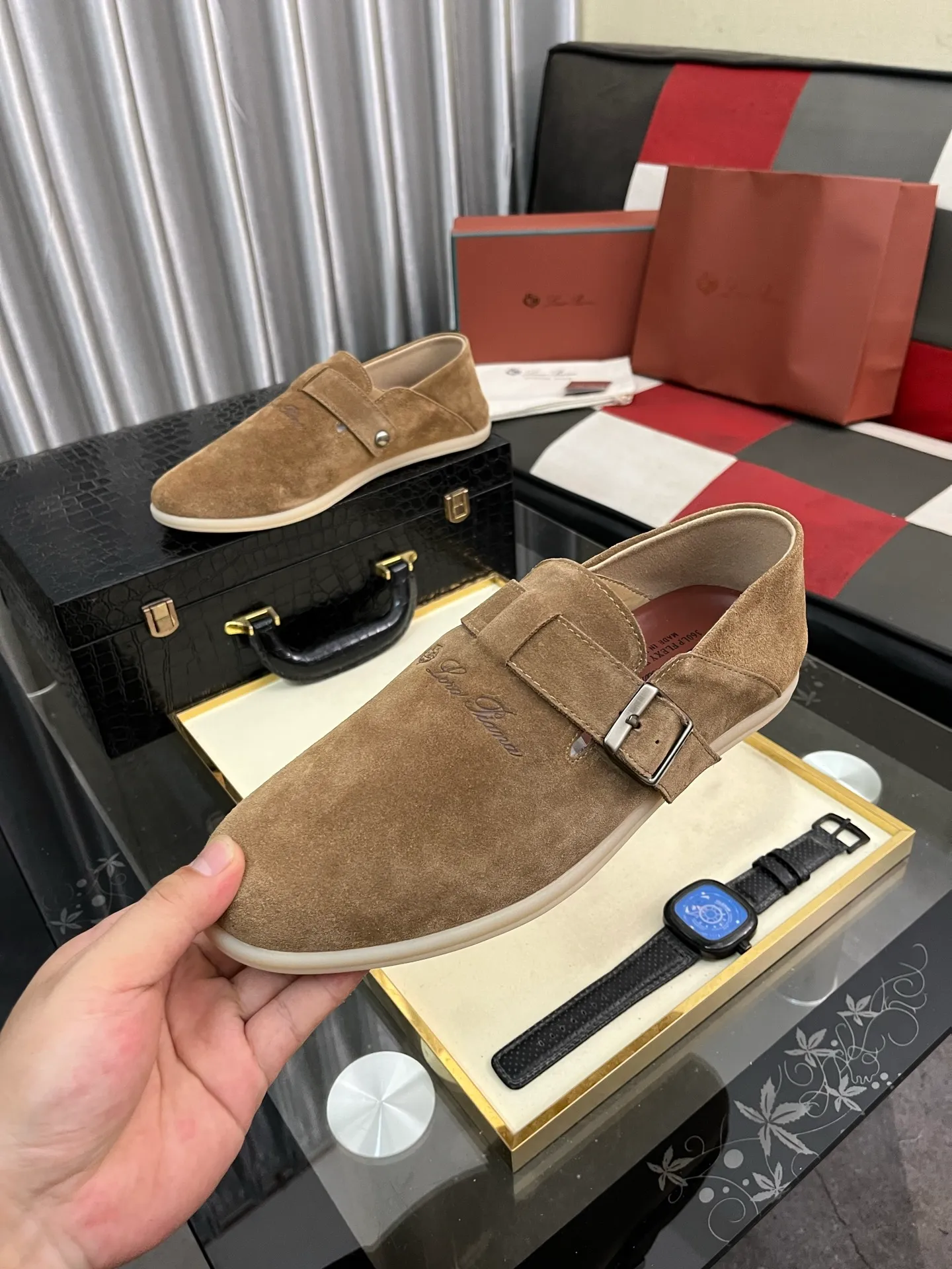 Men's men's shoes 💰458⌚️⌚️ Loro Piana's classic hot model lp top version of Pili casual shoes. It turns out that these are the casual shoes that are said to be able to walk 20,000 steps without getting tired. This pair has both good looks and feel. You will be completely lost as soon as you put it on. The minimalist design is eye-catching and durable, and it is a bonus for dressing. The soft feeling on the feet has outstanding texture, and it is very nice without abrasion on the feet. The soft and waxy soles make it easy to wear for daily use for a long time. Who can resist a pair of versatile and good-looking loafers? Don't be too elegant at all, the feel and texture of the feet are good, the key is to make the legs look longer and not tire the feet, the main thing is that it is just right!        Material: Original cowhide Lining: Original sheepskin Outsole: Original sole Size: 38-44